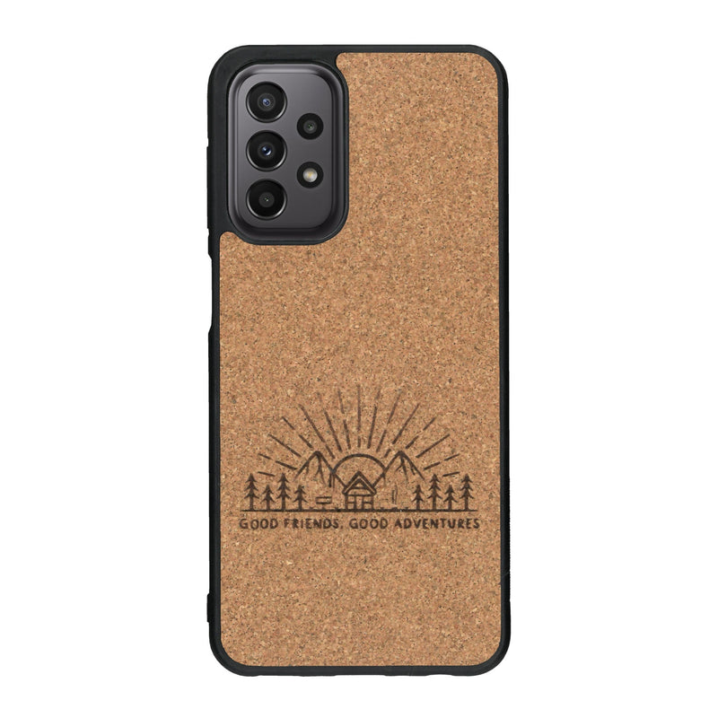 Coque de protection en bois véritable fabriquée en France pour Samsung A23 sur le thème chill et nature avec un motif représentant un levé de soleil sur un paysage de montagne avec des sapins et un chalet et la phrase "Good friends, good adventure"