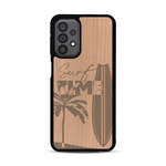 Coque de protection en bois véritable fabriquée en France pour  sur le thème chill avec un motif représentant une silouhette tenant une planche de surf sur une plage entouré de palmiers et les mots "Surf Time Long Beach Miami"