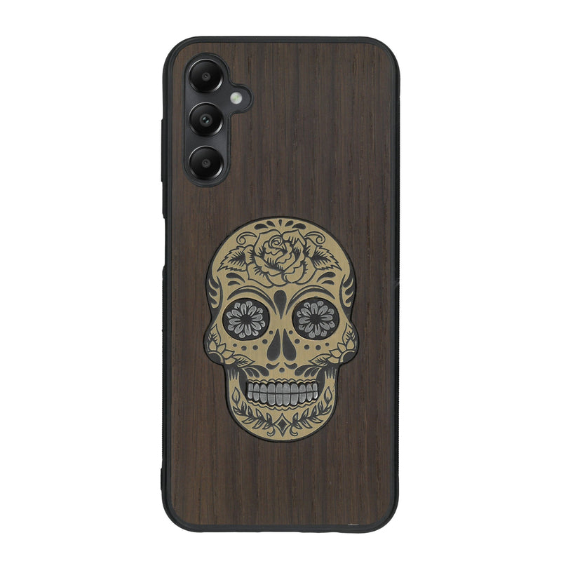 Coque de protection en bois véritable fabriquée en France pour Samsung A24 alliant du chêne fumé avec du métal argenté et doré représentant une tête de mort mexicaine sur le thème Dia de los Muertos
