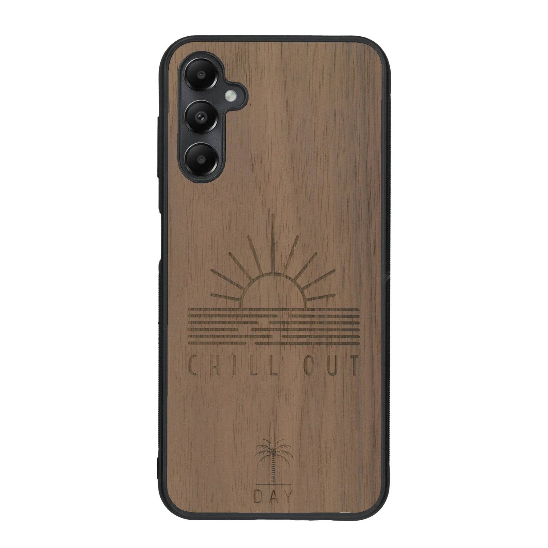 Coque de protection en bois véritable fabriquée en France pour Samsung A25 sur le thème chill avec un motif représentant un couché de soleil sur l'océan et la phrase "Chill out"