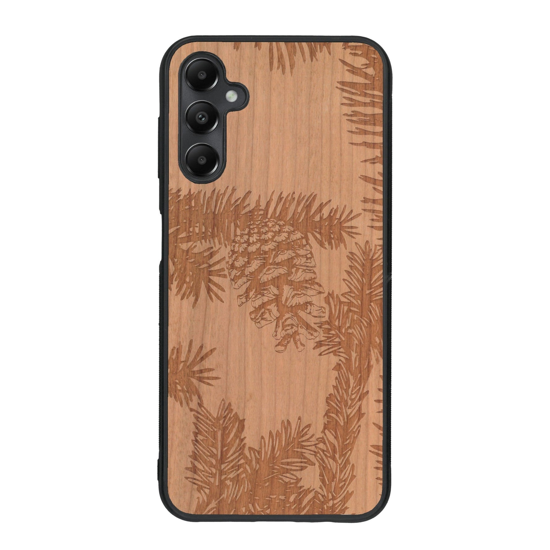 Coque de protection en bois véritable fabriquée en France pour Samsung A25 sur le thème de la nature des arbres avec un motif de gravure représentant des épines de sapin et des pommes de pin