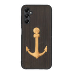 Coque de protection en bois véritable fabriquée en France pour Samsung A25 sur le thème nautique avec un bois clair et un bois foncé représentant une ancre de bateau