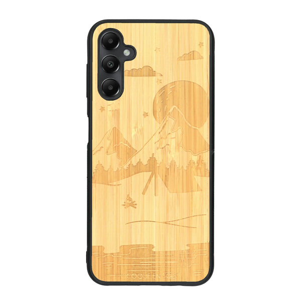 Coque de protection en bois véritable fabriquée en France pour Samsung A25 sur le thème du camping en pleine nature représentant une tente avec un feu de camp entouré de montagnes