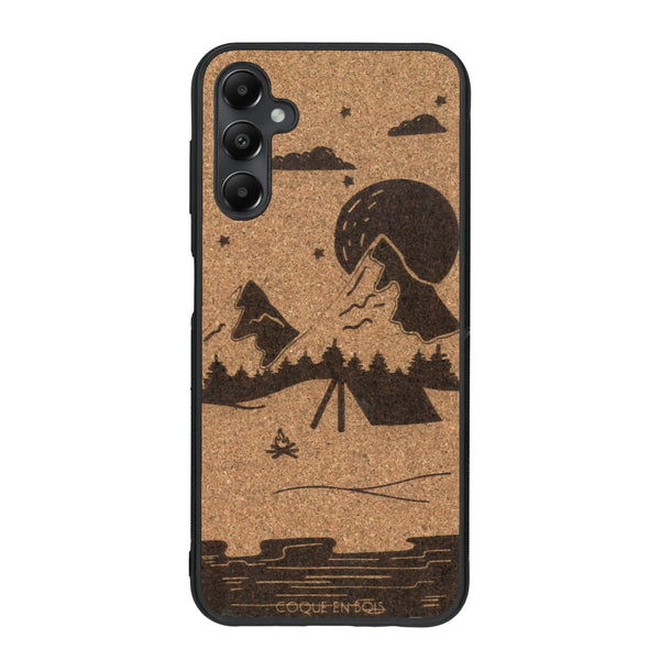 Coque de protection en bois véritable fabriquée en France pour Samsung A25 sur le thème du camping en pleine nature représentant une tente avec un feu de camp entouré de montagnes