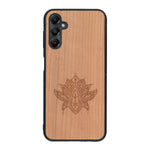 Coque de protection en bois véritable fabriquée en France pour Samsung A25 sur le thème de la nature et du yoga avec une gravure zen représentant une fleur de lotus