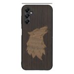 Coque de protection en bois véritable fabriquée en France pour Samsung A25 alliant du chêne fumé et du noyer représentant une tête de loup géométrique de profil sur le thème des animaux et de la nature