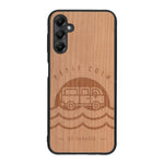 Coque de protection en bois véritable fabriquée en France pour Samsung A25 sur le thème des voyages en vans, vanlife et chill avec une gravure représentant un van vw combi devant le soleil couchant sur une plage avec des vagues