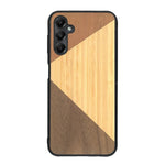 Coque de protection en bois véritable fabriquée en France pour Samsung A25 alliant du merisier, du noyer et du bambou formant chacun deux triangles et un trapèze avec deux jointures en diagonale sur le thème de l'art abstrait