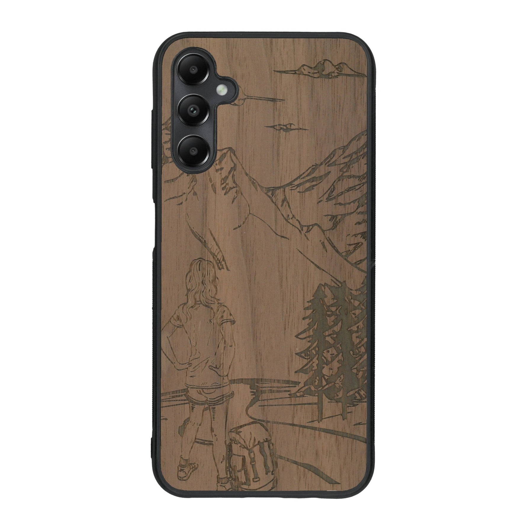 Coque de protection en bois véritable fabriquée en France pour Samsung A25 sur le thème de la randonnée en montagne et de l'aventure avec une gravure représentant une femme de dos face à un paysage de nature