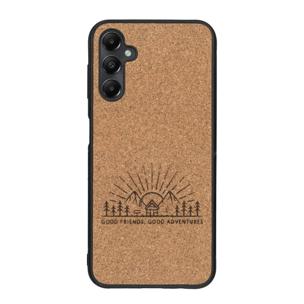 Coque de protection en bois véritable fabriquée en France pour Samsung A25 sur le thème chill et nature avec un motif représentant un levé de soleil sur un paysage de montagne avec des sapins et un chalet et la phrase "Good friends, good adventure"