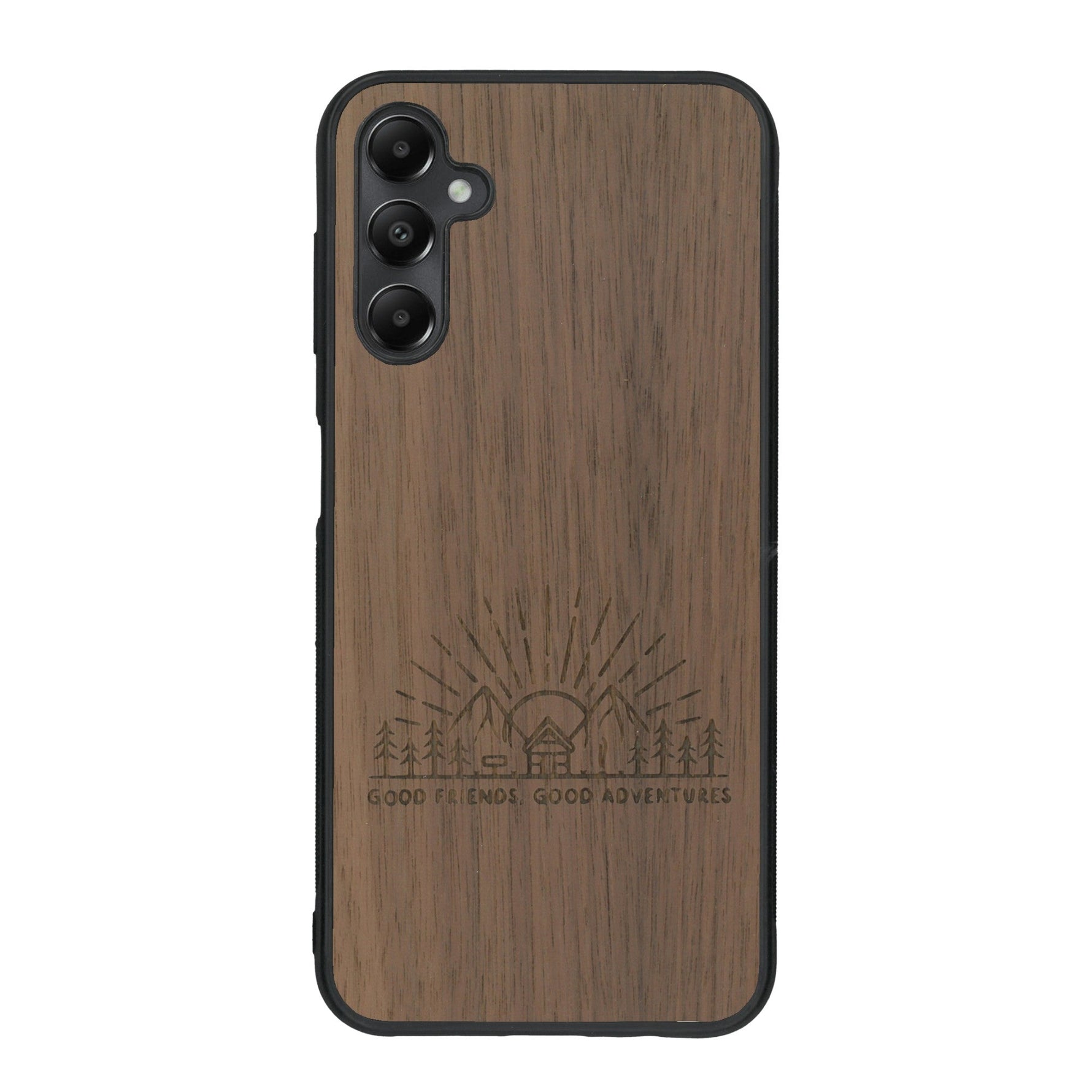 Coque de protection en bois véritable fabriquée en France pour Samsung A25 sur le thème chill et nature avec un motif représentant un levé de soleil sur un paysage de montagne avec des sapins et un chalet et la phrase "Good friends, good adventure"