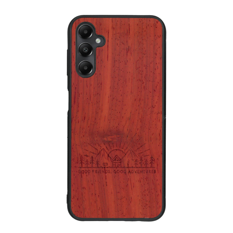 Coque de protection en bois véritable fabriquée en France pour Samsung A25 sur le thème chill et nature avec un motif représentant un levé de soleil sur un paysage de montagne avec des sapins et un chalet et la phrase "Good friends, good adventure"