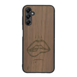 Coque de protection en bois véritable fabriquée en France pour Samsung A25 représentant de manière minimaliste une bouche de féminine se mordant le coin de la lèvre de manière sensuelle dessinée à la main par l'artiste Maud Dabs