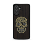 Coque de protection en bois véritable fabriquée en France pour  alliant du chêne fumé avec du métal argenté et doré représentant une tête de mort mexicaine sur le thème Dia de los Muertos