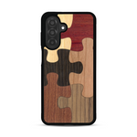 Coque de protection en bois véritable fabriquée en France pour  représentant un puzzle en six pièces qui allie du chêne fumé, du noyer, du bambou, du padouk, du merisier et de l'acajou