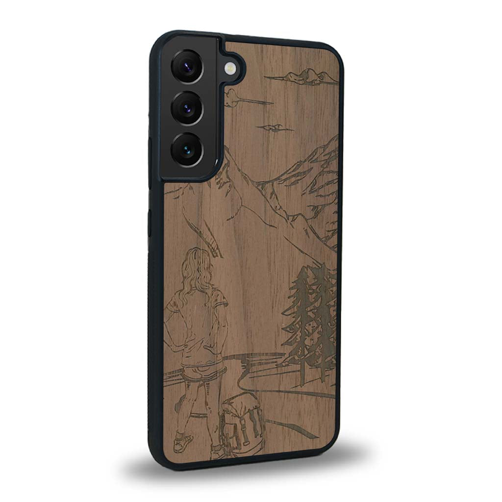 Coque de protection en bois véritable fabriquée en France pour Samsung A26 5G sur le thème de la randonnée en montagne et de l'aventure avec une gravure représentant une femme de dos face à un paysage de nature