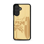 Coque de protection en bois véritable fabriquée en France pour  sur le thème chill avec un motif représentant une silouhette tenant une planche de surf sur une plage entouré de palmiers et les mots "Surf Time Long Beach Miami"