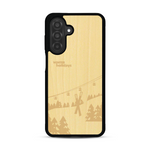 Coque de protection en bois véritable fabriquée en France pour  sur le thème de la montagne, du ski et de la neige avec un motif représentant une paire de ski plantée dans la neige avec en fond des montagnes enneigées