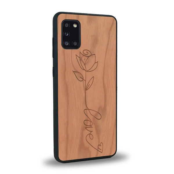 Coque de protection en bois véritable fabriquée en France pour Samsung A31 sur le thème de la fête des mères avec un motif représentant une fleur dont la tige forme le mot "love"