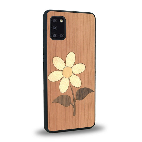 Coque de protection en bois véritable fabriquée en France pour Samsung A31 alliant plusieurs essences de bois pour représenter une marguerite