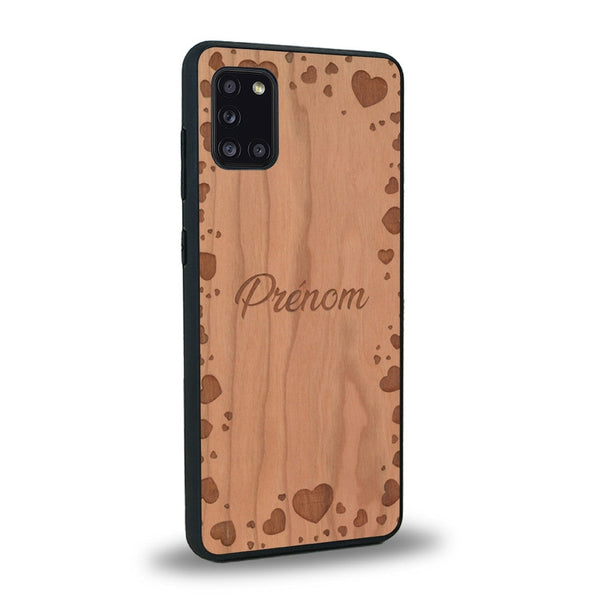 Coque de protection en bois véritable fabriquée en France pour Samsung A31 sur le thème de la fête des mères avec un motif représentant des coeurs et des feuilles