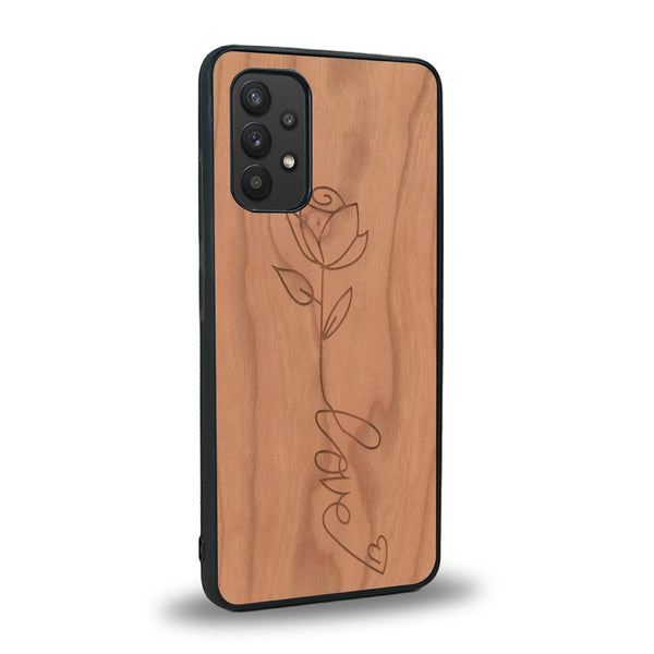 Coque de protection en bois véritable fabriquée en France pour Samsung A32 4G sur le thème de la fête des mères avec un motif représentant une fleur dont la tige forme le mot "love"