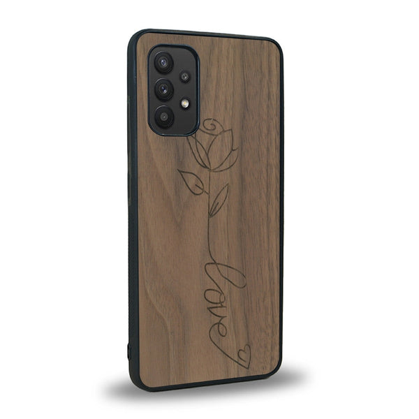 Coque de protection en bois véritable fabriquée en France pour Samsung A32 4G sur le thème de la fête des mères avec un motif représentant une fleur dont la tige forme le mot "love"