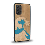 Coque de protection en bois véritable fabriquée en France pour Samsung A32 4G alliant plusieurs essences de bois pour représenter la célèbre grande vague de Kanagawa