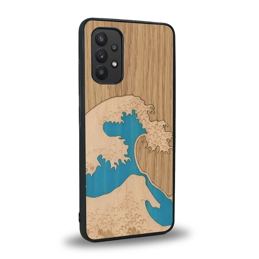 Coque de protection en bois véritable fabriquée en France pour Samsung A32 4G alliant plusieurs essences de bois pour représenter la célèbre grande vague de Kanagawa