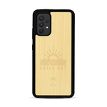 Coque de protection en bois véritable fabriquée en France pour  sur le thème chill avec un motif représentant un couché de soleil sur l'océan et la phrase "Chill out"