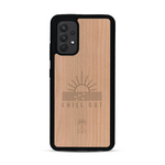 Coque de protection en bois véritable fabriquée en France pour  sur le thème chill avec un motif représentant un couché de soleil sur l'océan et la phrase "Chill out"