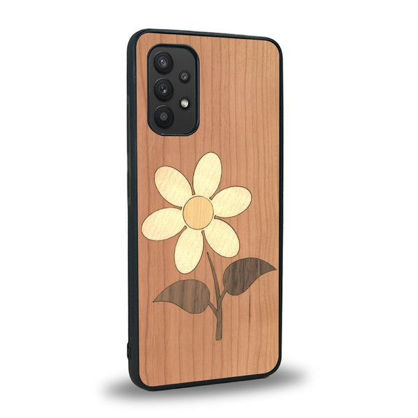 Coque de protection en bois véritable fabriquée en France pour Samsung A32 4G alliant plusieurs essences de bois pour représenter une marguerite