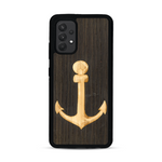 Coque de protection en bois véritable fabriquée en France pour  sur le thème nautique avec un bois clair et un bois foncé représentant une ancre de bateau