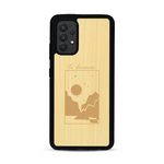 Coque de protection en bois véritable fabriquée en France pour  sur le thème du camping en pleine nature et du bivouac avec la phrase "Aventure is out there"