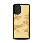 Coque de protection en bois véritable fabriquée en France pour  sur le thème des voyages en vans, vanlife et chill avec une gravure représentant un van vw combi devant le soleil couchant sur une plage avec des vagues