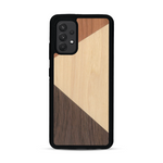 Coque de protection en bois véritable fabriquée en France pour  alliant du merisier, du noyer et du bambou formant chacun deux triangles et un trapèze avec deux jointures en diagonale sur le thème de l'art abstrait