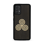 Coque de protection en bois véritable fabriquée en France pour  alliant du chêne fumé et du bambou et doré représentant un triskell
