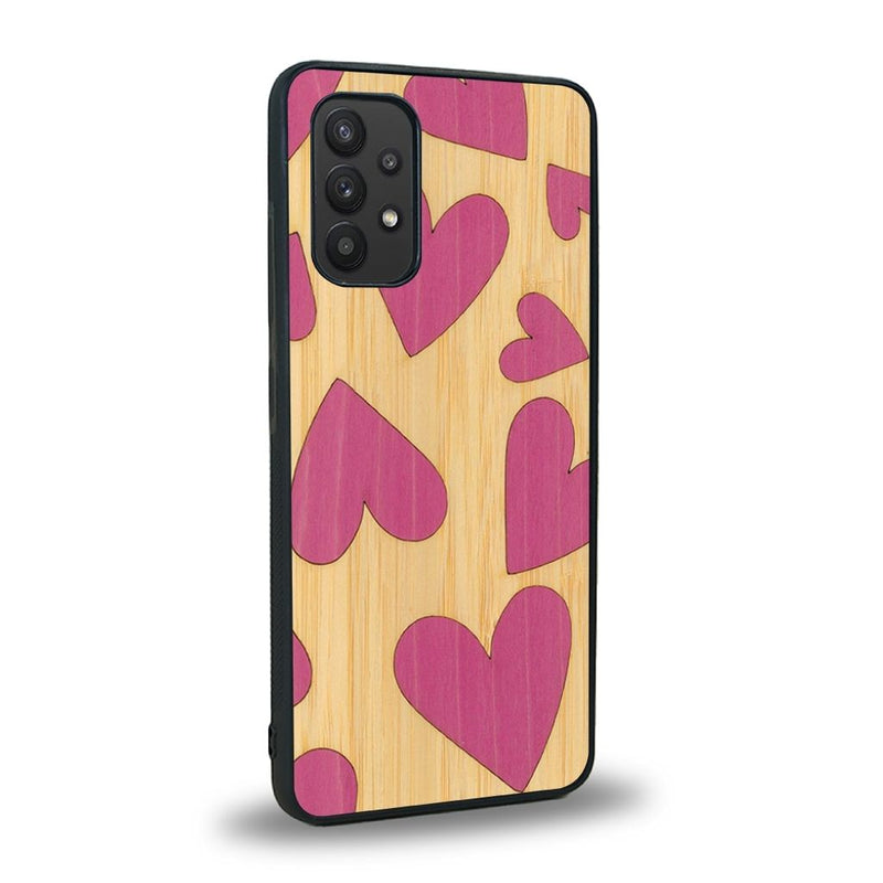 Coque de protection en bois véritable fabriquée en France pour Samsung A32 4G alliant plusieurs essences de bois pour représenter des coeurs pour les amoureux