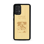 Coque de protection en bois véritable fabriquée en France pour  sur le thème de la nature et des arbres avec une gravure représentant une pomme de pin et la phrase "made by nature"