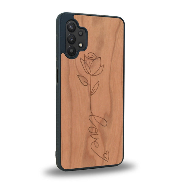 Coque de protection en bois véritable fabriquée en France pour Samsung A32 5G sur le thème de la fête des mères avec un motif représentant une fleur dont la tige forme le mot "love"