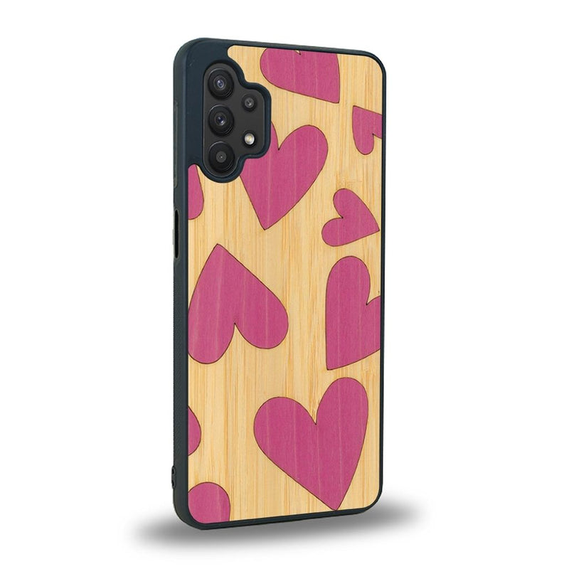 Coque de protection en bois véritable fabriquée en France pour Samsung A32 5G alliant plusieurs essences de bois pour représenter des coeurs pour les amoureux