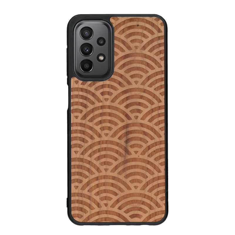 Coque de protection en bois véritable fabriquée en France pour Samsung A33 baptisée "La Sinjak" avec un motif de gravure abstrait représentant la répétition d'un symbole wifi