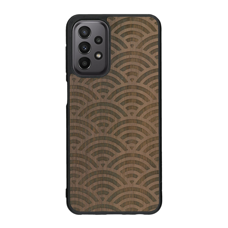 Coque de protection en bois véritable fabriquée en France pour Samsung A33 baptisée "La Sinjak" avec un motif de gravure abstrait représentant la répétition d'un symbole wifi