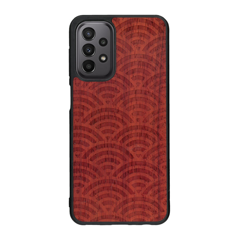 Coque de protection en bois véritable fabriquée en France pour Samsung A33 baptisée "La Sinjak" avec un motif de gravure abstrait représentant la répétition d'un symbole wifi