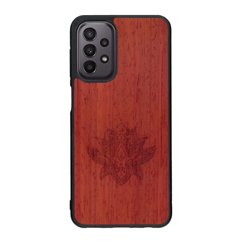 Coque de protection en bois véritable fabriquée en France pour Samsung A33 sur le thème de la nature et du yoga avec une gravure zen représentant une fleur de lotus