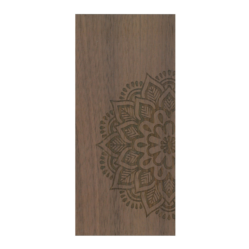 Coque de protection en bois véritable fabriquée en France pour Samsung A33 sur le thème de la bohème et du tatouage au henné avec une gravure représentant un mandala