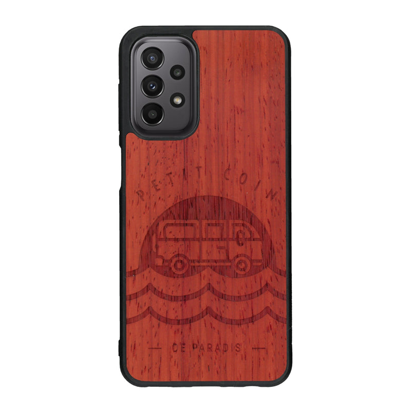Coque de protection en bois véritable fabriquée en France pour Samsung A33 sur le thème des voyages en vans, vanlife et chill avec une gravure représentant un van vw combi devant le soleil couchant sur une plage avec des vagues