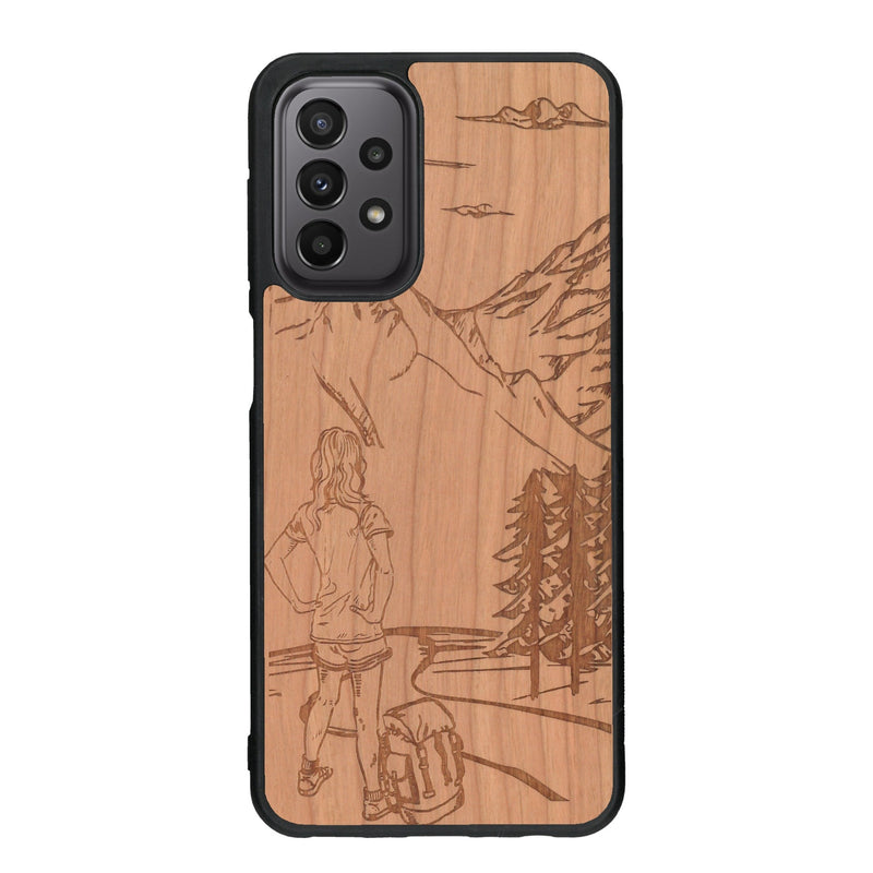 Coque de protection en bois véritable fabriquée en France pour Samsung A33 sur le thème de la randonnée en montagne et de l'aventure avec une gravure représentant une femme de dos face à un paysage de nature