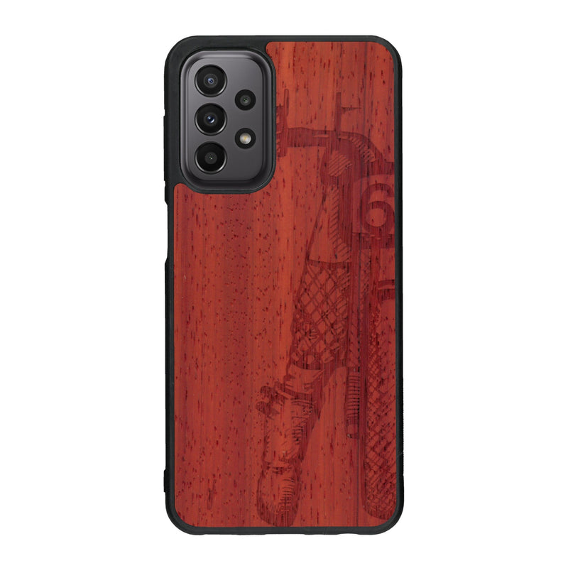 Coque de protection en bois véritable fabriquée en France pour Samsung A33 représentant une vue de face d'une femme sur une moto vintage dessinée à la main par l'artiste Maud Dabs