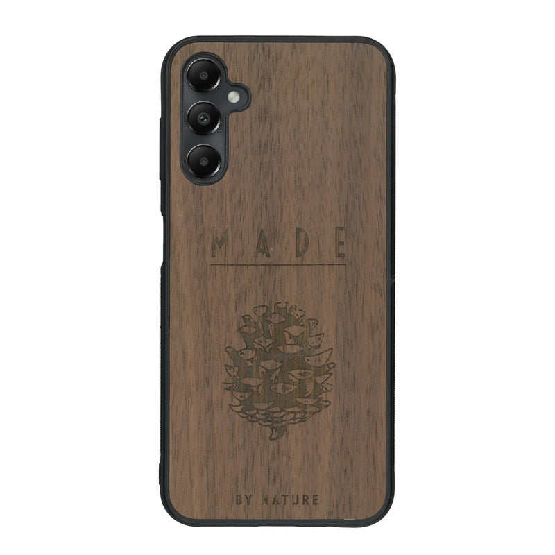 Coque de protection en bois véritable fabriquée en France pour Samsung A34 sur le thème de la nature et des arbres avec une gravure représentant une pomme de pin et la phrase "made by nature"